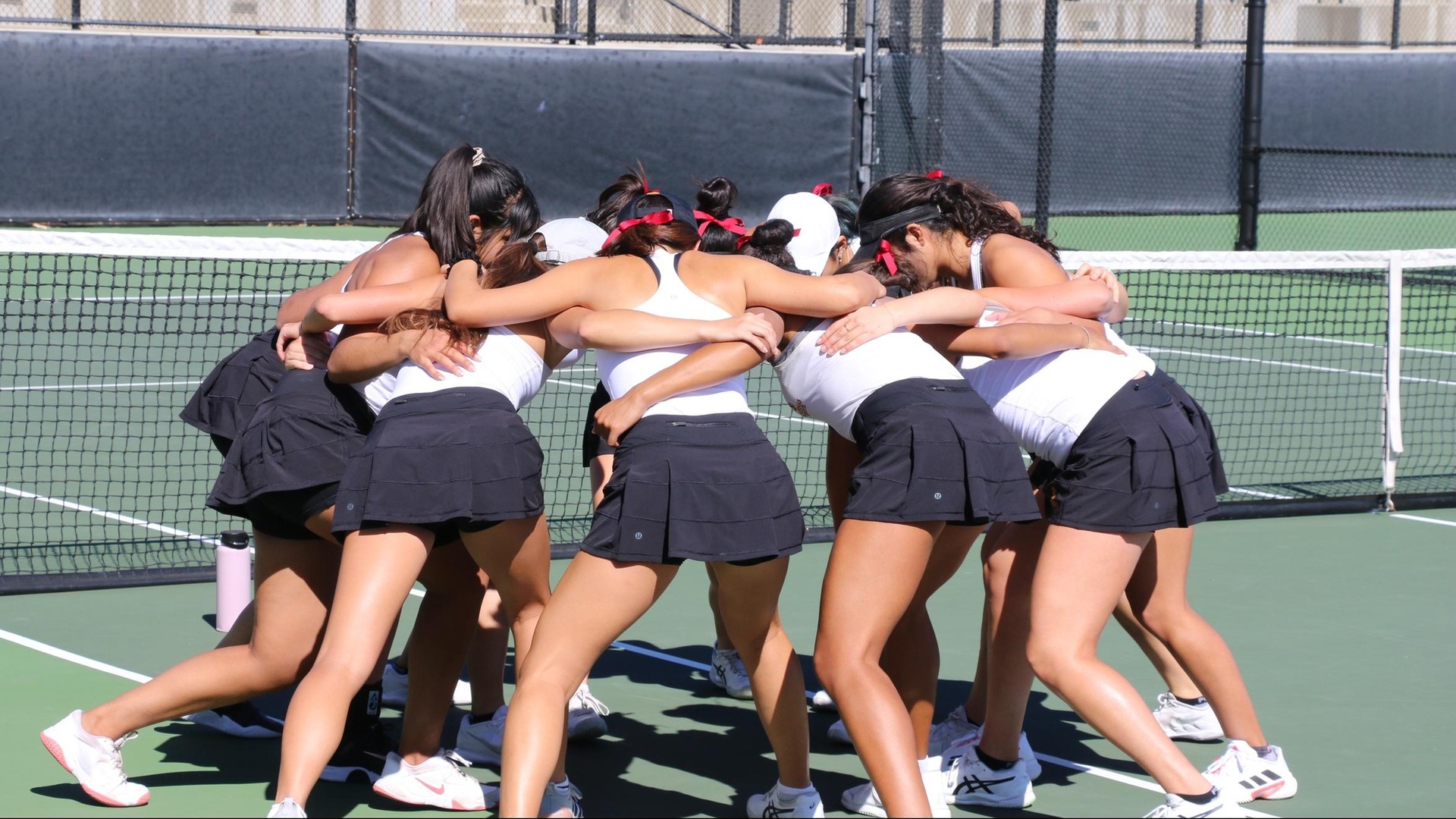 CMS women's tennis pre-match group huddle
