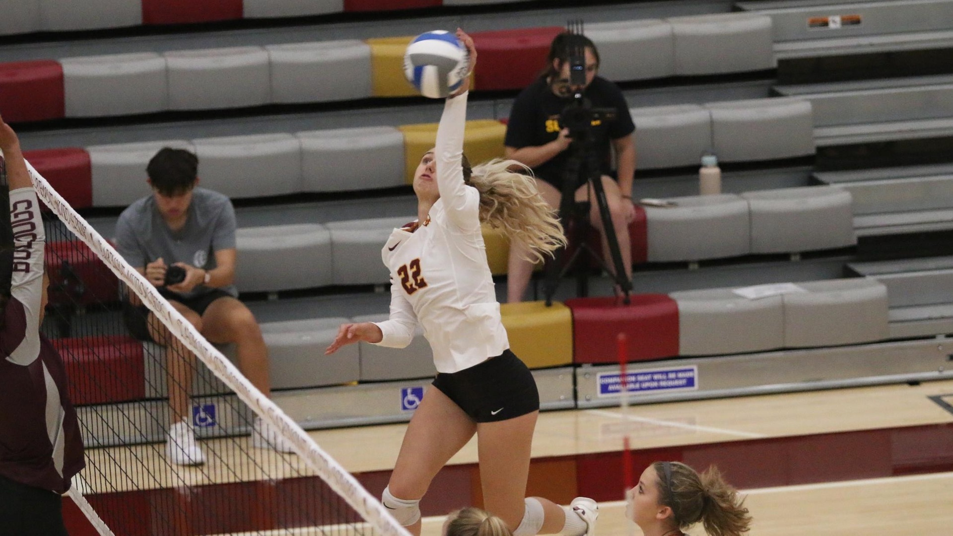 Summer Ellis was almost perfect, with six kills in seven tries (photo by Julian Rivera-Williams)