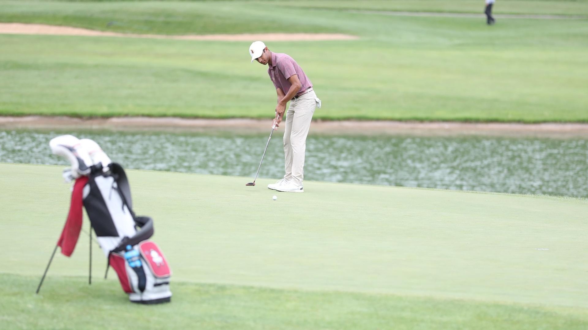 Vikram Chatterjee putts at the NCAA DIII Championships (photo by Ricky Bassman)