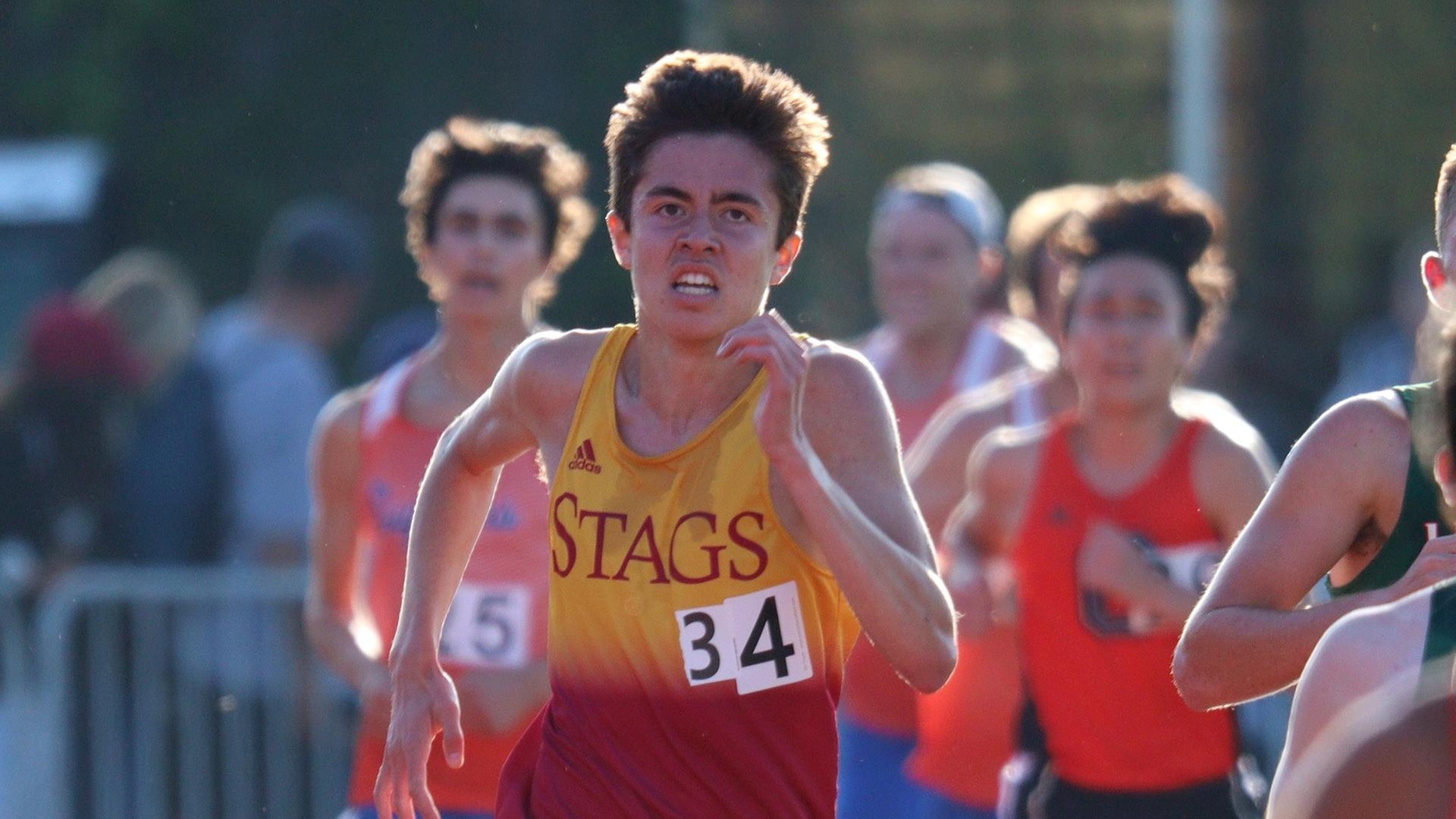 Miles Christensen on his way to the 5000 meter title at 2019 SCIACs (photo by Anibal Ortiz)