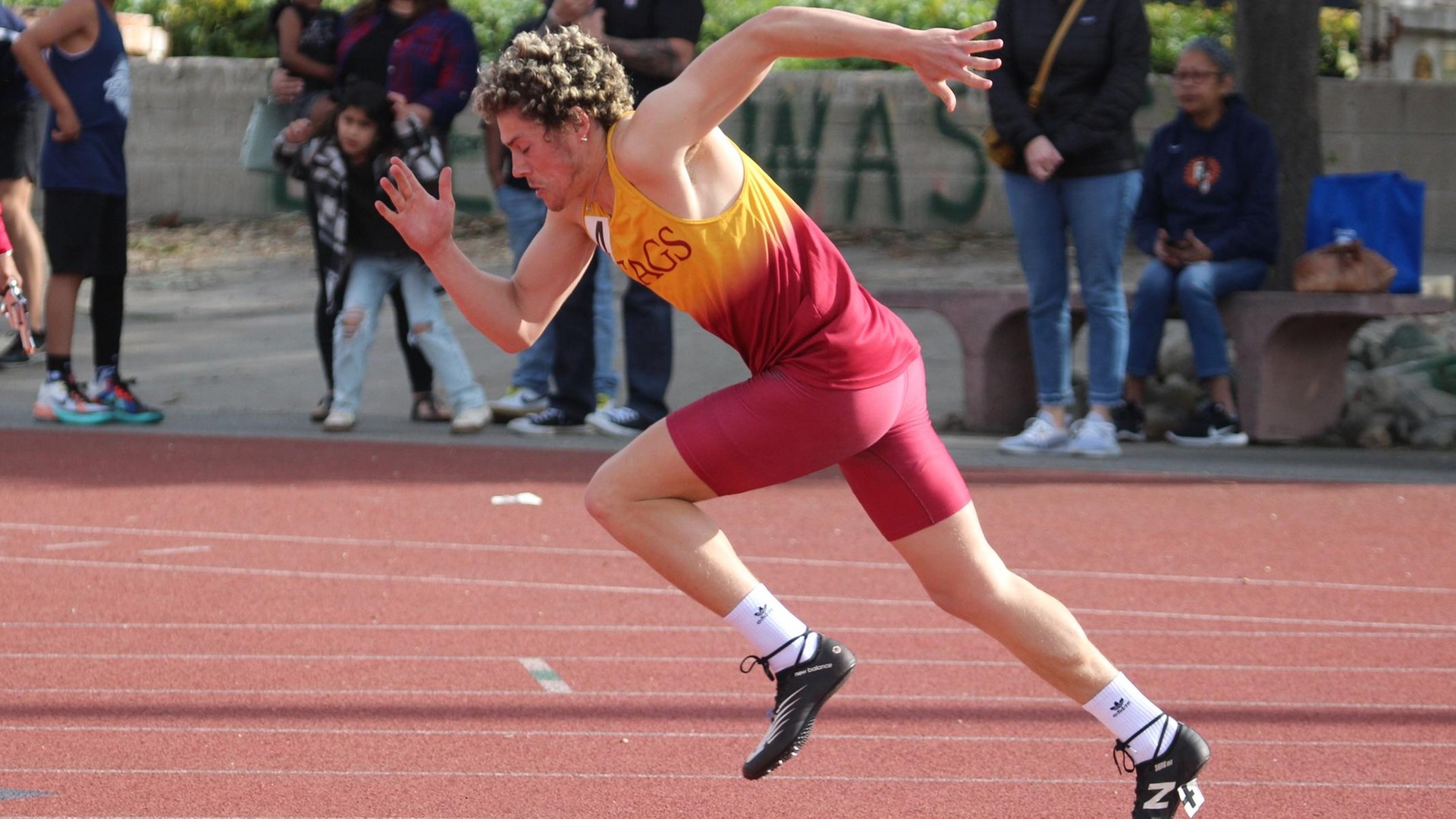 Colin Scanlon won the 400 hurdles by over two seconds (photo by Eva Fernandez)