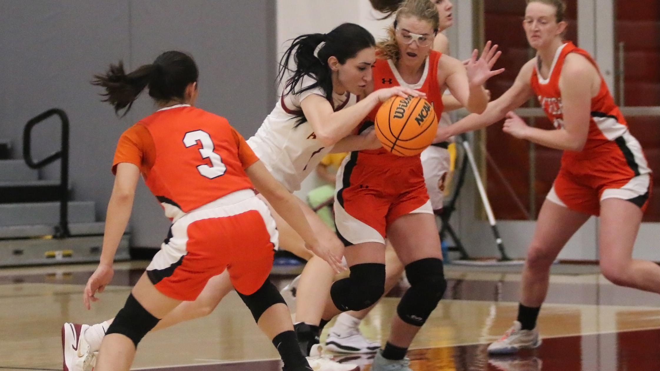 Mary Markaryan (18 points) fights through traffic in the second half