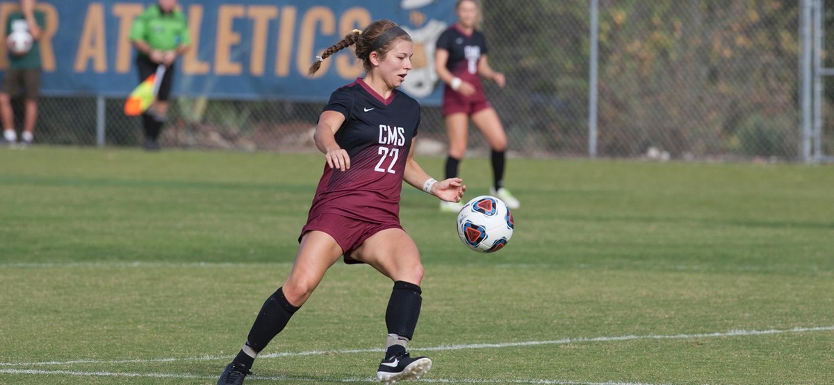 Senior Amy Johnson (CMC ’17) of the women's soccer team was one of many CMS award winners in the fall.